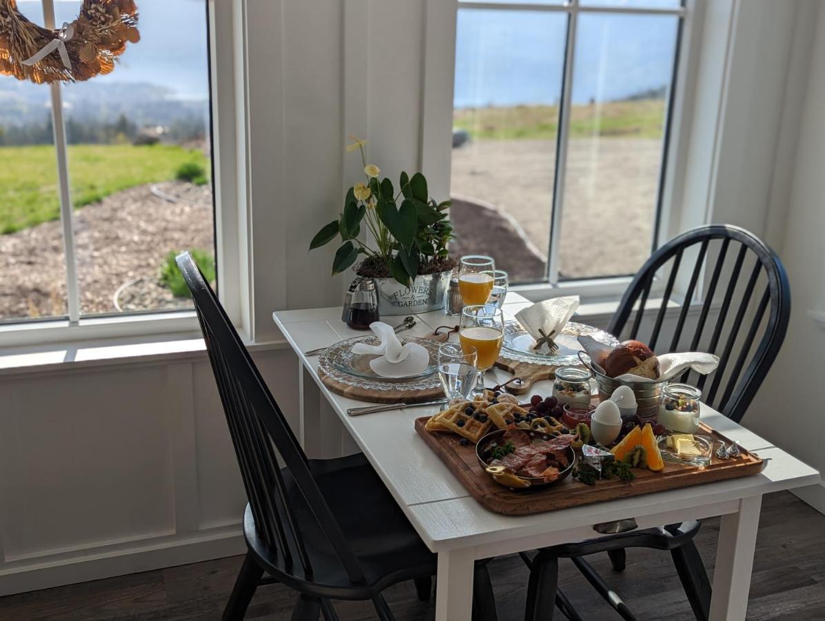Autumn Lane B&B, Farmhouse Elegance & Stunning Lakeviews West Kelowna Kültér fotó