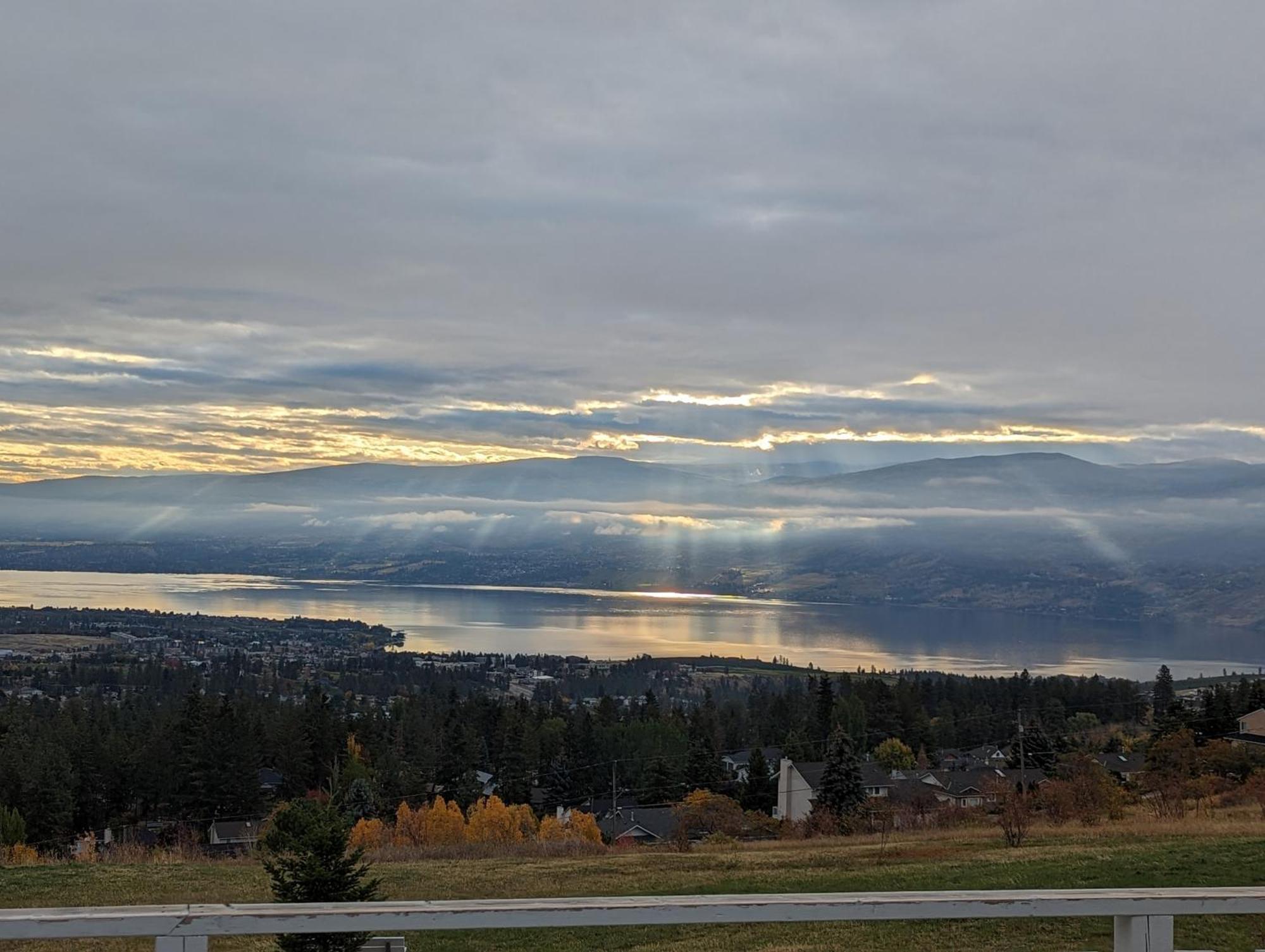 Autumn Lane B&B, Farmhouse Elegance & Stunning Lakeviews West Kelowna Kültér fotó