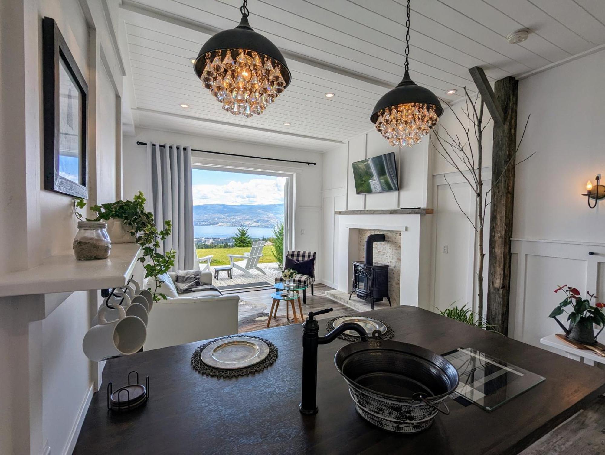 Autumn Lane B&B, Farmhouse Elegance & Stunning Lakeviews West Kelowna Kültér fotó