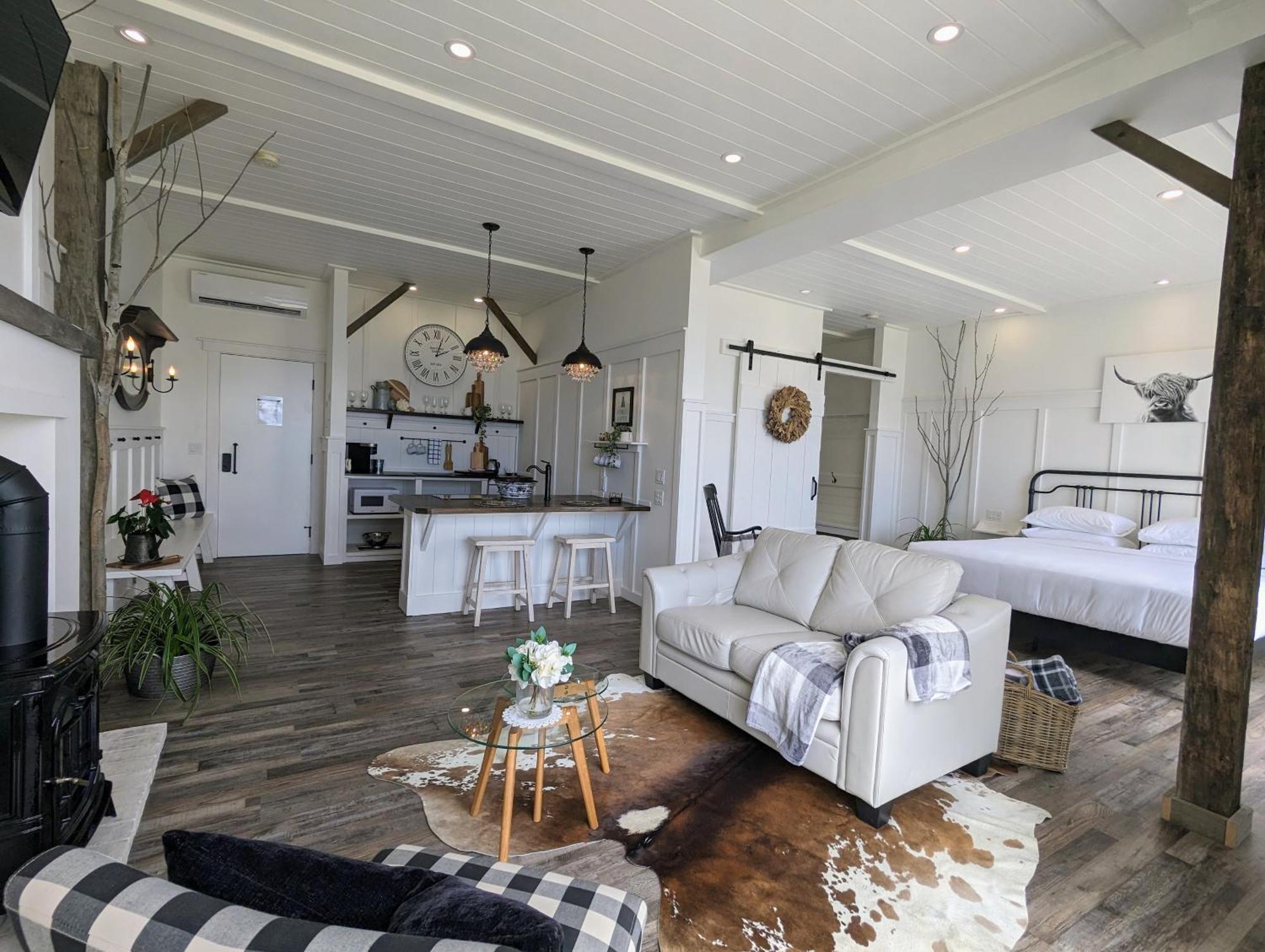 Autumn Lane B&B, Farmhouse Elegance & Stunning Lakeviews West Kelowna Kültér fotó