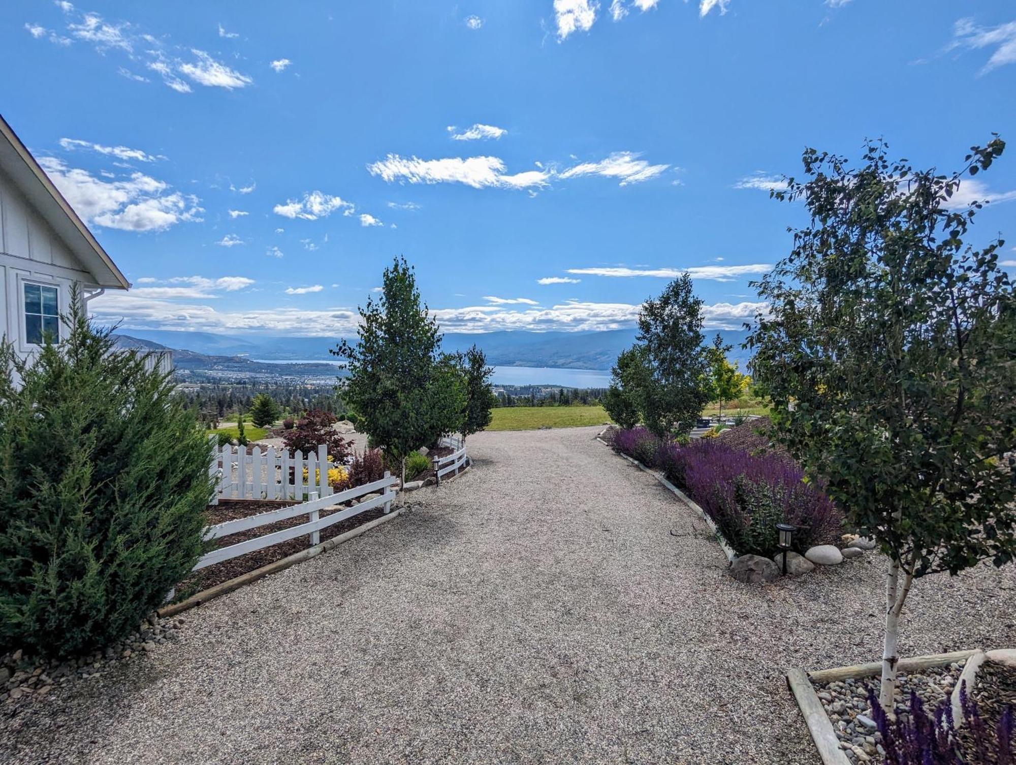 Autumn Lane B&B, Farmhouse Elegance & Stunning Lakeviews West Kelowna Kültér fotó