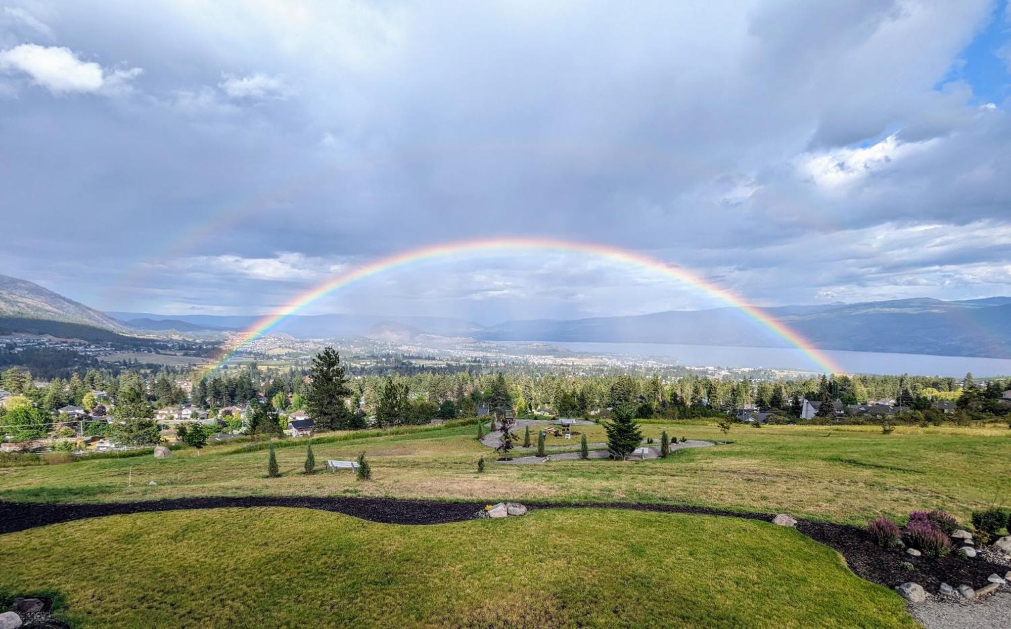 Autumn Lane B&B, Farmhouse Elegance & Stunning Lakeviews West Kelowna Kültér fotó