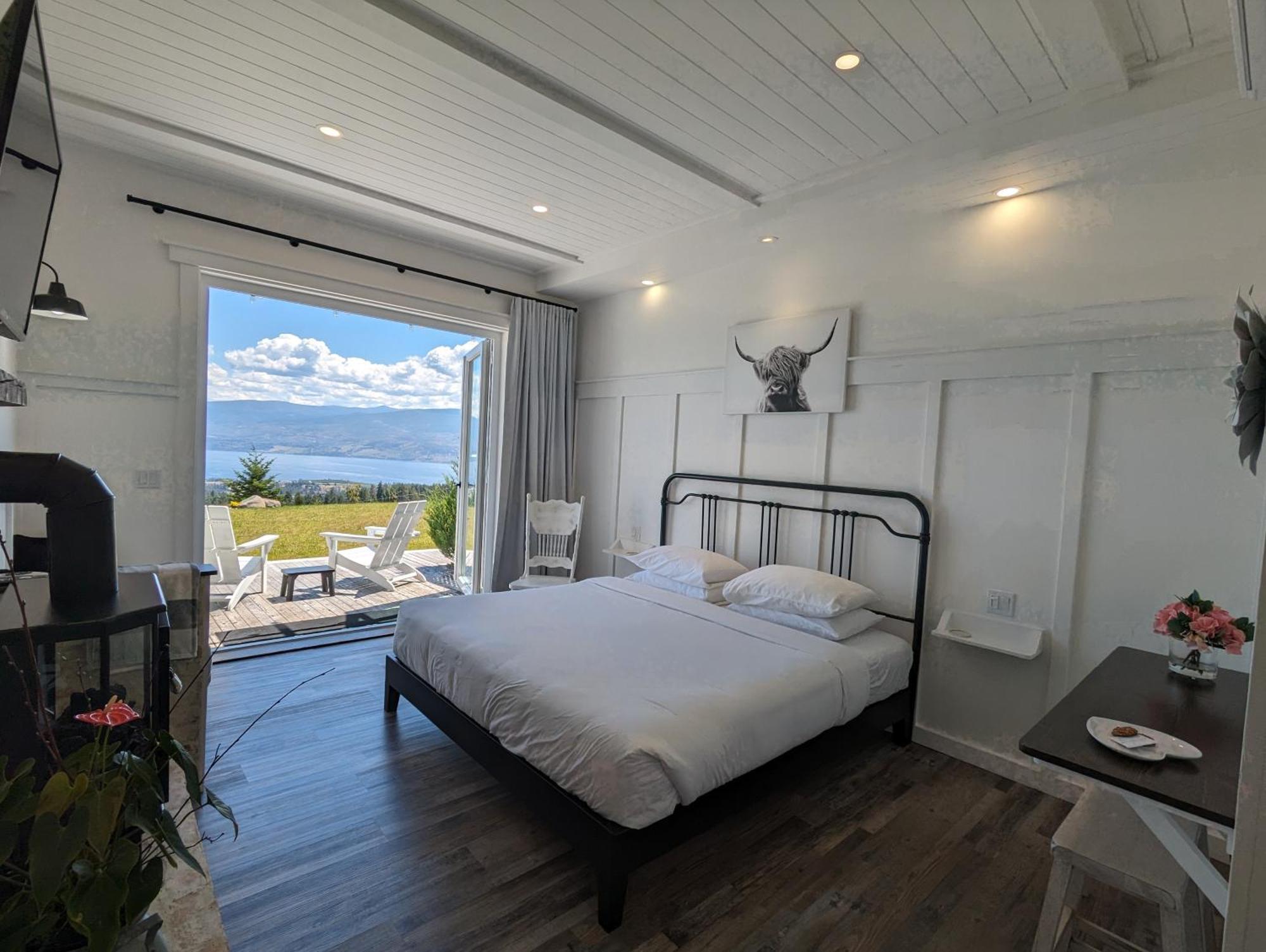 Autumn Lane B&B, Farmhouse Elegance & Stunning Lakeviews West Kelowna Kültér fotó