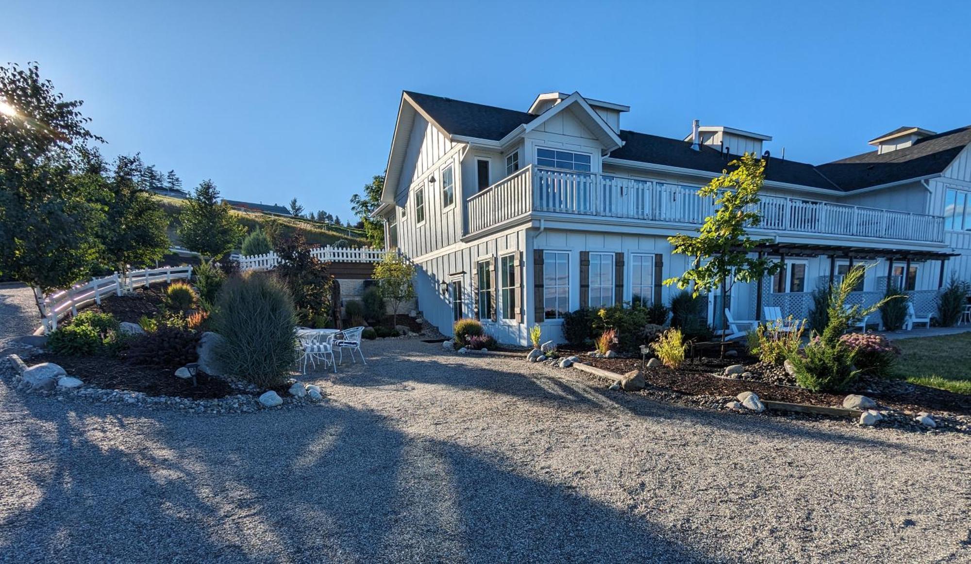 Autumn Lane B&B, Farmhouse Elegance & Stunning Lakeviews West Kelowna Kültér fotó