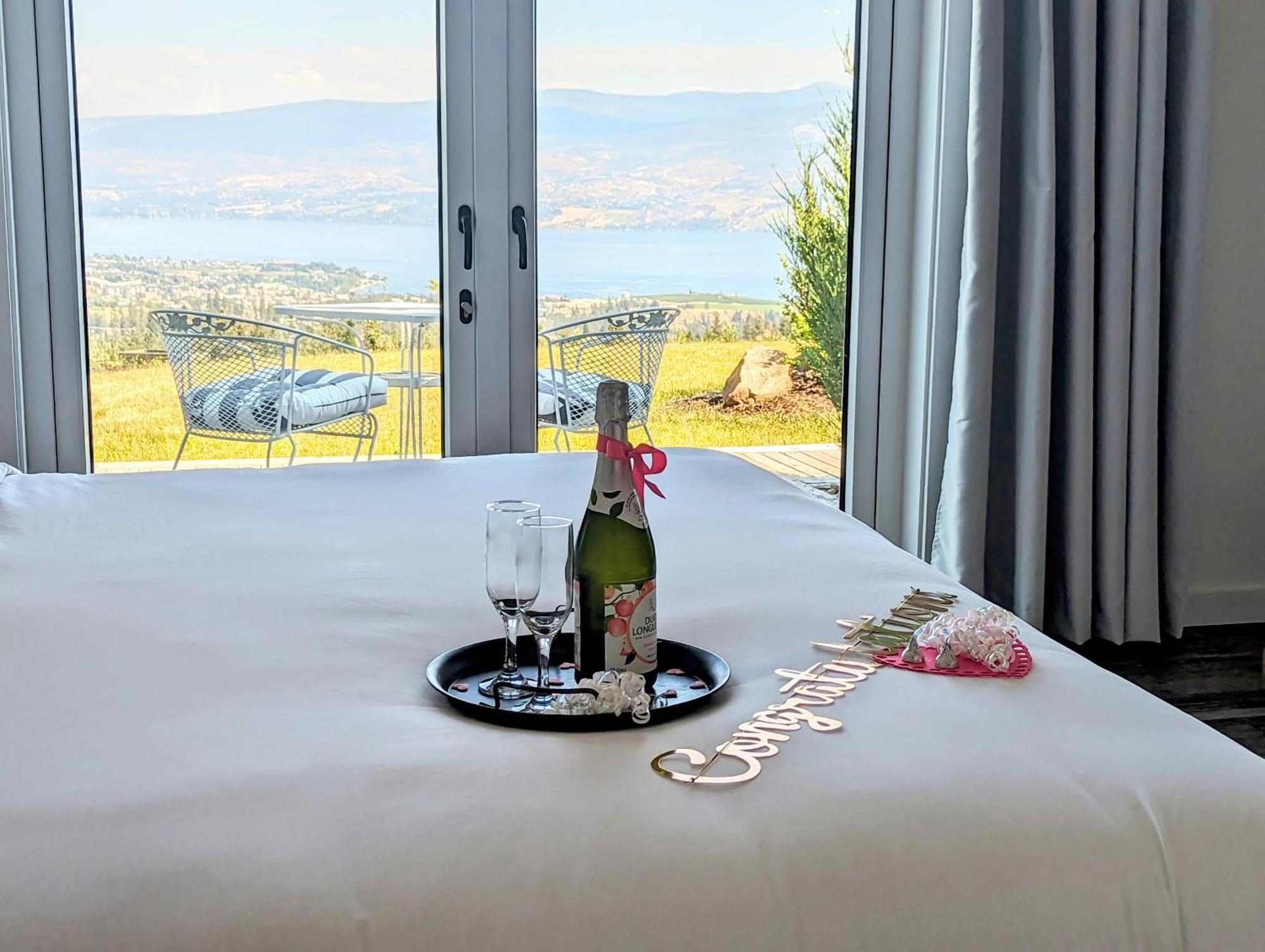 Autumn Lane B&B, Farmhouse Elegance & Stunning Lakeviews West Kelowna Kültér fotó