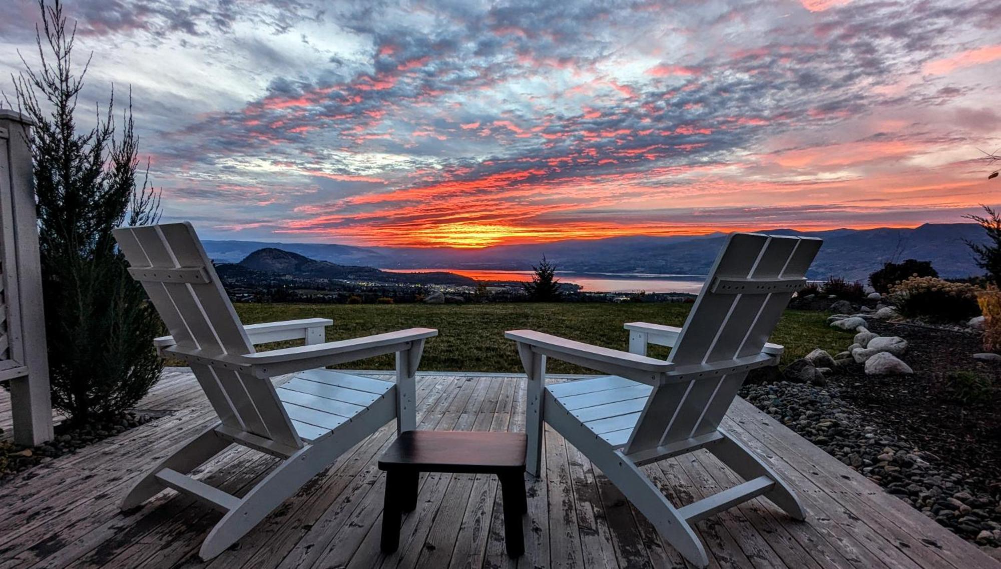 Autumn Lane B&B, Farmhouse Elegance & Stunning Lakeviews West Kelowna Kültér fotó
